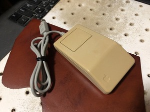日焼け気味 清掃・メンテナンス済 Macintosh Apple純正 バスマウス Apple Desktop Bus Mouse(XX240402)