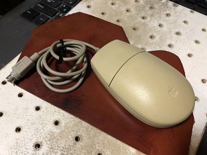 日焼け気味 清掃・メンテナンス済 Macintosh Apple純正 バスマウス Apple Desktop Bus Mouse2(XX240403)
