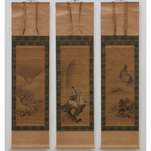 Art hand Auction DE05-9160[TOM] [Authentique] Kano Doun (Kano Masunobu) Parchemin suspendu, soie, peinte à la main, encre et couleur, à trois panneaux, signature et sceau, boîte, a étudié sous Kano Tan'yu, fondateur de Surugadai Kano, début de la période Edo, peinture chinoise, Peinture, Peinture japonaise, Paysage, Vent et lune