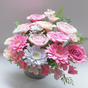 ☆フェルトで作ったピンクのバラの花、ガーベラの花、可愛い花たち☆の画像1