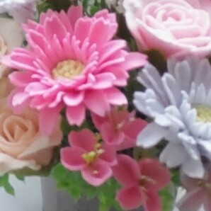 ☆フェルトで作ったピンクのバラの花、ガーベラの花、可愛い花たち☆の画像2