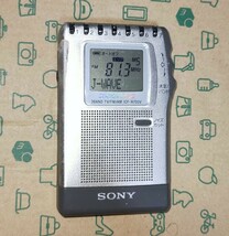 ICF-R700V ソニー SONY 受信確認済 完動品 AM FM ワイドFM ポケットラジオ 名刺サイズ 通勤 競馬 防災 登山 ハイキング 出張 41248_画像2