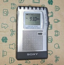 ICF-R700V ソニー SONY 受信確認済 完動品 AM FM ワイドFM ポケットラジオ 名刺サイズ 通勤 競馬 防災 登山 ハイキング 出張 41248_画像3