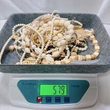 クリーム色 アイボリー アクセサリー まとめ 約550g 0.55kg ネックレス ペンダント 彫刻 ブローチ イヤリング ブレスレット バングル 等_画像2