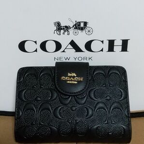 COACH 二つ折り財布 エンボス加工 ミディアム 黒