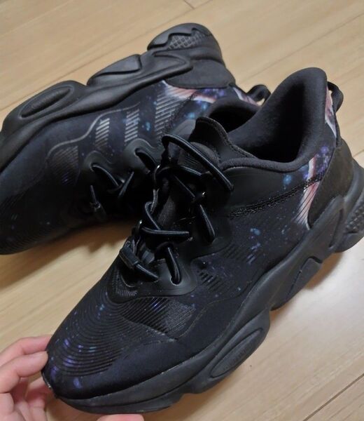 美品 adidas originals Ozweegoスニーカー黒 25.5 ニューバランス ブラック スニーカー 黒 シューズ