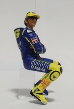 PMA MINICHAMPS 1/12 2004 ロッシ シッティング フィギュア サングラス 限定 1999個 Rossi ミニチャンプス ゴロワーズ ヤマハ YAMAHA_画像2