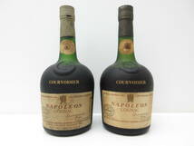 3424 酒祭 洋酒祭 COURVOISIER NAPOLEON COGNAC クルボアジェ ナポレオン コニャック 2本セット 700ml 未開栓 エンブレム剥がれ有_画像1