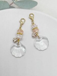 No.557-1 金具変更○クリアな貝殻のチャーム ペアセット　＃ピアス イヤリング ハンドメイド アクセサリー