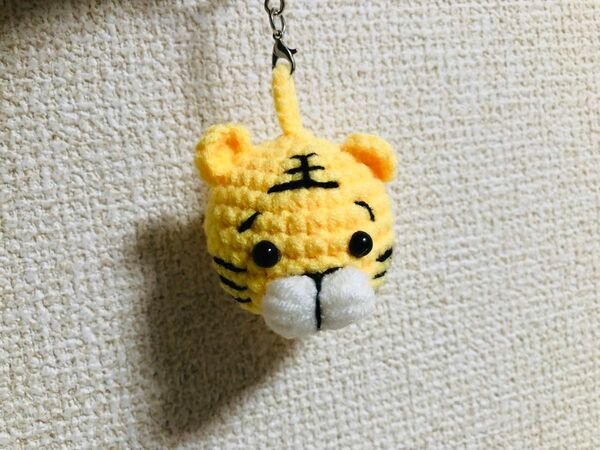 虎　ハンドメイド　編み物　キーホルダー