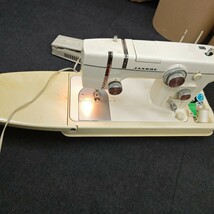 JANOME ジャノメミシン MODEL 802 ハンドクラフト 手工芸 裁縫 フットコントローラー ケース付き ジャンク品　み　_画像1