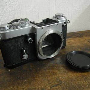 K251/一眼レフカメラ Nikon F2 8056258 シルバー ボディ 部品取り ジャンク品 ニコン 詳細は説明文記載 他多数出品中の画像1