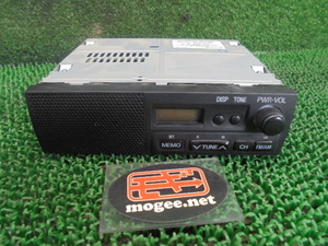 3FD5039 QN7)) 三菱 ミニキャブ U61V 後期型 純正 ラジオ　8701A229