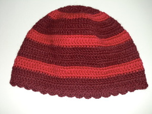 80代のおばーちゃんが自己流で編んだニット帽　赤＆エンジ(茶っぽい)しましま　秋・冬用　ハンドメイド
