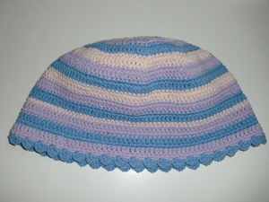 80代のおばーちゃんが自己流で編んだニット帽　水色＆薄紫＆薄ピンク　しましま　夏用　サマーニット　ハンドメイド