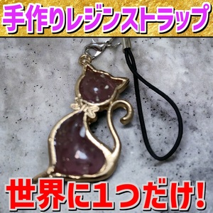 ネコ型レジンストラップ　 レジン　ストラップ　ハンドメイド　猫　ピンク