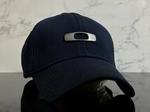 【未使用品】45B★OAKLEY オークリー キャップ 帽子 CAP 上品で高級感のあるネイビーの伸縮素材にメタル製ロゴ♪《伸縮前56㎝～59㎝位迄》_画像2
