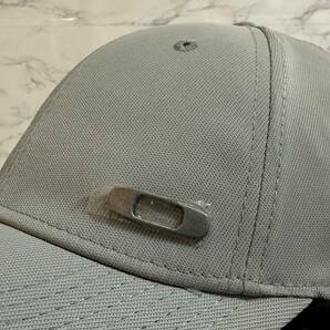 【未使用品】65D 上品★OAKLEYオークリー キャップ 帽子 CAP 上品で高級感のあるグレーの伸縮素材にメタル製ロゴ《伸縮前56㎝～59㎝位迄》の画像9
