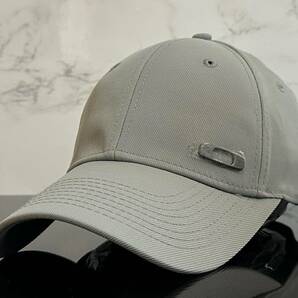 【未使用品】65D 上品★OAKLEYオークリー キャップ 帽子 CAP 上品で高級感のあるグレーの伸縮素材にメタル製ロゴ《伸縮前56㎝～59㎝位迄》の画像1