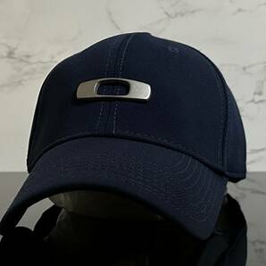 【未使用品】47F★OAKLEY オークリー キャップ 帽子 CAP 上品で高級感のあるネイビーの伸縮素材にメタル製ロゴ♪《伸縮前60㎝～63㎝位迄》の画像2