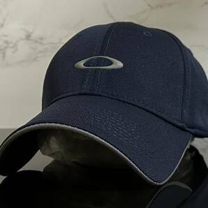 【未使用品】43B★OAKLEY オークリー キャップ 帽子 CAP 上品で高級感のあるネイビーの伸縮素材にグレーロゴ《伸縮前57㎝-61㎝位迄》の画像1