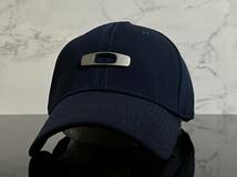 【未使用品】45B★OAKLEY オークリー キャップ 帽子 CAP 上品で高級感のあるネイビーの伸縮素材にメタル製ロゴ♪《伸縮前56㎝～59㎝位迄》_画像1