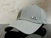 【未使用品】46B 上品★OAKLEYオークリー キャップ 帽子 CAP 上品で高級感のあるグレーの伸縮素材にメタル製ロゴ《伸縮前56㎝～58㎝位迄》_画像1