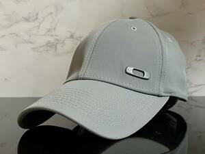 【未使用品】49F 上品★OAKLEYオークリー キャップ 帽子 CAP 上品で高級感のあるグレーの伸縮素材にメタル製ロゴ《伸縮前59㎝～62㎝位迄》