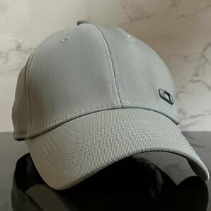 【未使用品】49F 上品★OAKLEYオークリー キャップ 帽子 CAP 上品で高級感のあるグレーの伸縮素材にメタル製ロゴ《伸縮前56㎝～59㎝位迄》の画像2