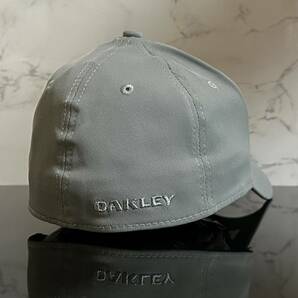 【未使用品】46B 上品★OAKLEYオークリー キャップ 帽子 CAP 上品で高級感のあるグレーの伸縮素材にメタル製ロゴ《伸縮前59㎝～61㎝位迄》の画像6