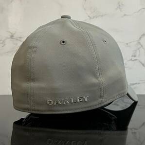 【未使用品】65D 上品★OAKLEYオークリー キャップ 帽子 CAP 上品で高級感のあるグレーの伸縮素材にメタル製ロゴ《伸縮前56㎝～58㎝位迄》の画像7