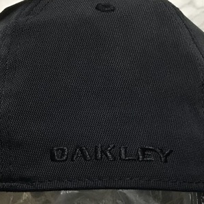 【未使用品】60E 訳あり★OAKLEY オークリー キャップ 上品で高級感のあるブラックの伸縮素材にメタル製ロゴ♪《伸縮前57㎝～60㎝位迄》の画像6