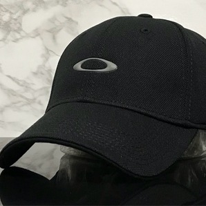 【未使用品】53E クール★OAKLEY オークリー キャップ 帽子 CAP クールなブラックの伸縮素材にグレーロゴ！《伸縮前57㎝～60㎝位迄》の画像1