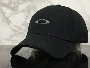【未使用品】53E クール★OAKLEY オークリー キャップ 帽子 CAP クールなブラックの伸縮素材にグレーロゴ！《伸縮前57㎝～60㎝位迄》