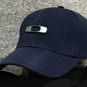 【未使用品】62D★OAKLEY オークリー キャップ 帽子 CAP 上品で高級感のあるネイビーの伸縮素材にメタル製ロゴ♪《伸縮前60㎝～63㎝位迄》の画像1