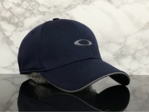 【未使用品】64D 上品★OAKLEY オークリー キャップ 帽子 CAP 上品で高級感のあるネイビーの伸縮素材にグレーロゴ《伸縮前60㎝-63㎝位迄》_画像2