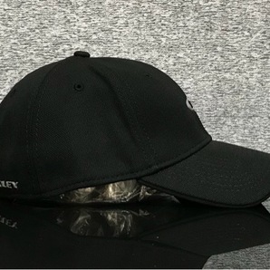 【未使用品】68A クール★OAKLEY オークリー キャップ 帽子 CAP クールなブラックの伸縮素材にグレーロゴ！《伸縮前58㎝～61㎝位迄》の画像3