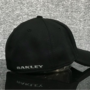 【未使用品】68A クール★OAKLEY オークリー キャップ 帽子 CAP クールなブラックの伸縮素材にグレーロゴ！《伸縮前58㎝～61㎝位迄》の画像4