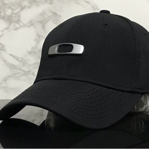 【未使用品】63A★OAKLEY オークリー キャップ 帽子 CAP 上品で高級感のあるブラックの伸縮素材にメタル製ロゴ♪《伸縮前60㎝～63㎝位迄》の画像1