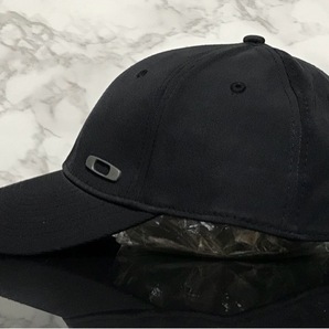 【未使用品】47B★OAKLEY オークリー キャップ 帽子 CAP 上品で高級感のあるブラックの伸縮素材にメタル製ロゴ♪《伸縮前56㎝～59㎝位迄》の画像3