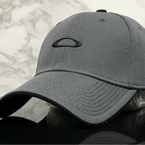 【未使用品】6E クール★OAKLEY オークリー キャップ 帽子 CAP クールなグレーの伸縮素材にブラックロゴ！《SIZE 伸縮前60㎝～63㎝位迄》の画像1