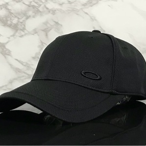 【未使用品】54E★OAKLEY オークリー スポーツキャップ 帽子 CAP 上品で高級感のあるデザインのブラック伸縮素材《伸縮前60㎝～63㎝位迄》の画像1