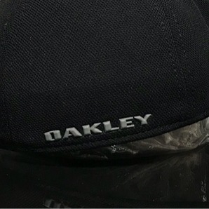 【未使用品】68A クール★OAKLEY オークリー キャップ 帽子 CAP クールなブラックの伸縮素材にグレーロゴ！《伸縮前58㎝～62㎝位迄》の画像5