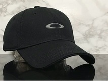 【未使用品】53C クール★OAKLEY オークリー キャップ 帽子 CAP クールなブラックの伸縮素材にグレーロゴ！《伸縮前57㎝～59㎝位迄》_画像2