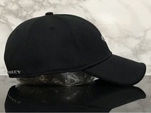 【未使用品】53E クール★OAKLEY オークリー キャップ 帽子 CAP クールなブラックの伸縮素材にグレーロゴ！《伸縮前58㎝～61㎝位迄》_画像4