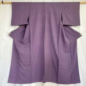 ●きもの翠● 江戸小紋 鮫小紋 単衣 夏用 裏地かわいい 菊の花 一つ紋 小紋 和装 和服 着物 正絹 紫色 #X282の画像3