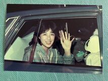 【レア】菊池桃子　写真　車内　白肌　昭和タレント　80年代アイドル _画像2