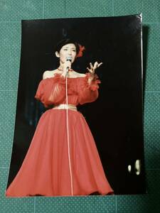 【レア】山口百恵　写真(当時物) 赤ドレス　ステージ　昭和タレント　70年代アイドル