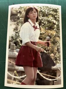 【レア】伊藤麻衣子　写真　赤ミニスカ　太股　昭和タレント　80年代アイドル 