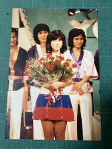 【レア】大場久美子　写真(当時物) 花束　ミニスカ　昭和タレント　70年代アイドル